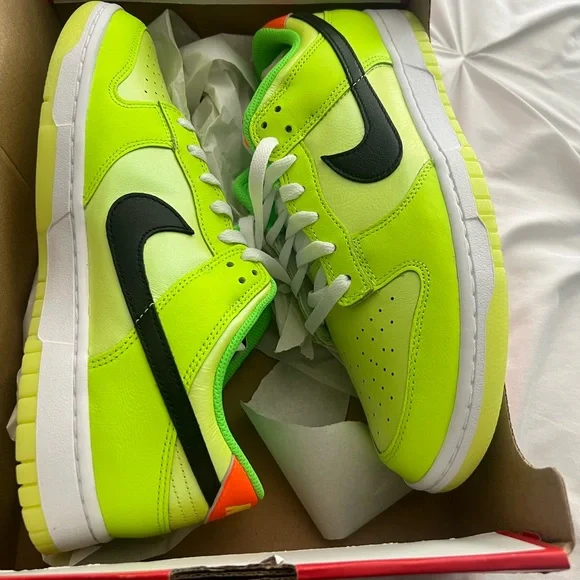 NIKE DUNK LOW SE Neon Green and Black Sneakers - Picture 1 of 3